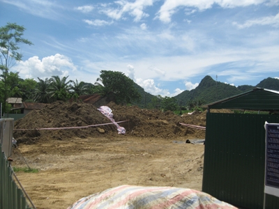 Nhà[-]kho[-]được[-]đào[-]bới[-]nham[-]nhở[-]nhưng[-]đất[-]chưa[-]được[-]chuyển[-]đi